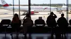 Para penumpang menunggu di Bandara Internasional Wina di Wina, Austria, pada 15 Juli 2020. Bandara Internasional Wina mencatatkan penyusutan volume penumpang sebesar 95,4 persen menjadi 138.124 orang pada Juni 2020 dibandingkan tahun sebelumnya. (Xinhua/Georges Schneider)