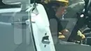 Disampaikan oleh TMZ, Kris Jenner kecelakaan mengendarai mobil mewahnya yang berjenis Rolls-Royce putihnya. Nasib buruk menimpa Kris, mobil mewahnya ditabrak oleh kendaraan orang lain yang melanggar lalu lintas. (TMZ/Bintang.com)