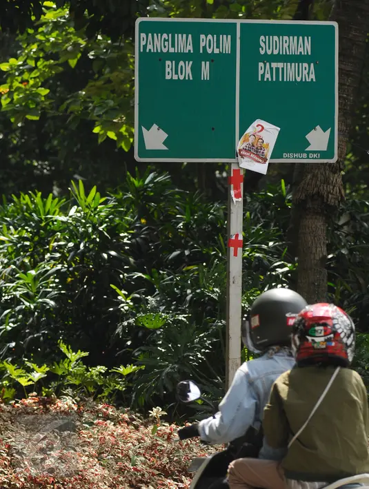 Stiker bergambar paslon nomor 2 masih menempel di tiang penunjuk arah di Jalan Prapanca Raya, Jakarta, Senin (13/1). Hingga H-2 Pilkada DKI Jakarta, alat peraga kampanye masih terlihat di beberapa ruas jalan Ibukota. (Liputan6.com/Helmi Fithriansyah)