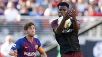 Gelandang AC Milan Franck Kessie mengontrol bola dari kawalan bek pemain Barcelona saat bertanding pada International Champions Cup di Levi's Stadium di Santa Clara, California (4/8). Milan menang tipis 1-0 atas Barcelona. (AFP Photo/Lachlan Cunningham)