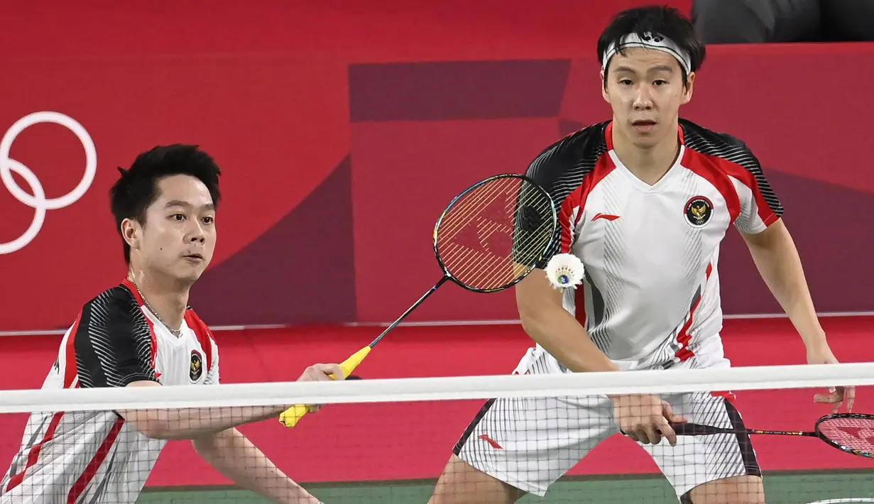 Pada gim pertama, pasangan Marcus/Kevin mampu tampil dominan. Hasilnya pada interval gim pertama mereka dapat unggul dengan angka 11-7. Marcus/Kevin terus tunjukkan konsistensi permainan dan mengakhiri gim pertama dengan skor 21-13. (Foto: AFP/Alexander Nemenov)