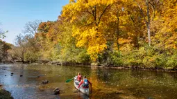 Sejumlah pendayung kano mulai menyusuri Sungai Hudson untuk menikmati keindahan dedaunan musim gugur di Island Lake Recreation Center di Livingston County, Michigan, Amerika Serikat, pada 11 Oktober 2020. (Xinhua/Joel Lerner)