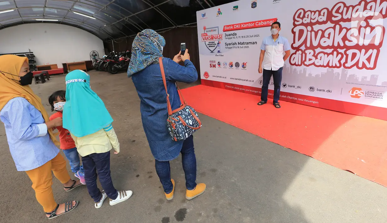 Karyawan saat vaksin di Sentra Vaksinasi Covid-19 di Bank DKI Kantor Layanan Juanda, Jakarta, Sabtu (10/7/2021). Vaksin bagi sektor perbankan juga membantu dalam pemulihan ekonomi nasional dak karyawan bank yang berada di front liner dalam pelayanan nasabah.  (Liputan6.com/HO/Nado)
