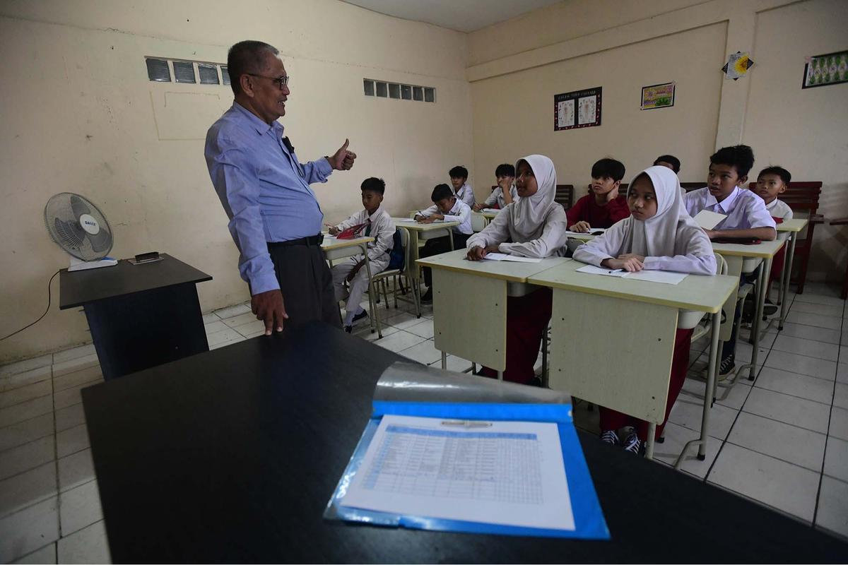 FOTO: Hari Pertama Tahun Ajaran Baru, SMP Swasta Gratis di Depok Resmi Dimulai