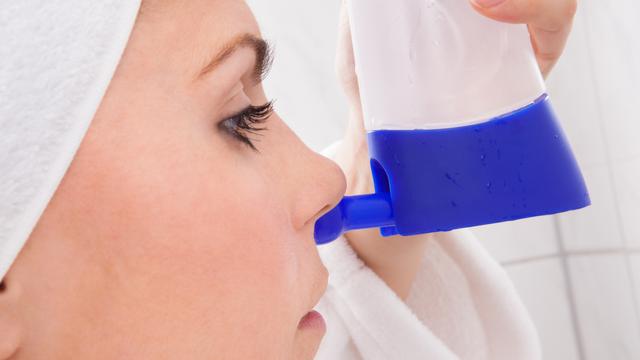 cara membersihkan hidung dengan cairan infus