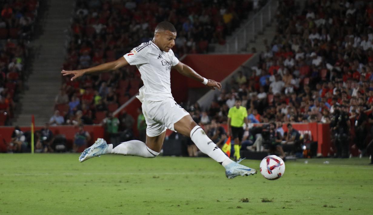 Pemain Real Madrid, Kylian Mbappe mengontrol bola pada laga Liga Spanyol 2024/2025 melawan Real Mallorca di Mallorca Son Moix stadium, Spanyol, Senin (19/08/2024) dini hari WIB. (AP Photo/Francisco Ubilla)