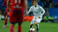 Pemain Real Madrid, Mateo Kovacic mengendalikan bola saat menjamu Numancia pada leg kedua babak 16 besar Copa del Rey di Santiago Bernabeu, Kamis (11/1). Meski bermain imbang, Real Madrid lolos ke perempat final dengan agregat skor 5-2.(AP/Francisco Seco)