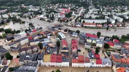 Di Glucholazy, wali kota memerintahkan evakuasi warga pada Minggu (15/9/2024) pagi ketika sungai setempat mulai meluap. (Sergei GAPON/AFP)