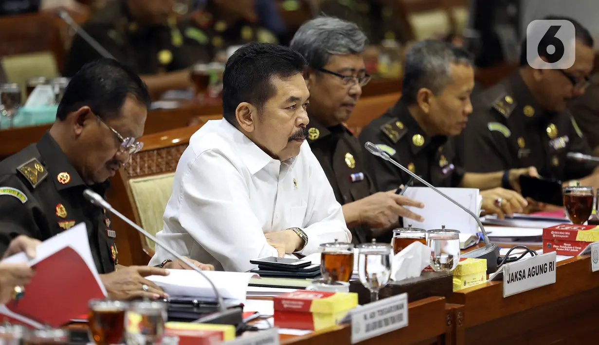 Jaksa Agung ST Burhanuddin (kedua kiri) saat menghadiri rapat kerja dengan Komisi III DPR di Kompleks Parlemen, Jakarta, Kamis (16/1/2020). Dalam rapat ini ST Burhanuddin menjelaskan perkembangan kasus dugaan korupsi PT Asuransi Jiwasraya (Persero) kepada Komisi III DPR. (Liputan6.com/Johan Tallo)
