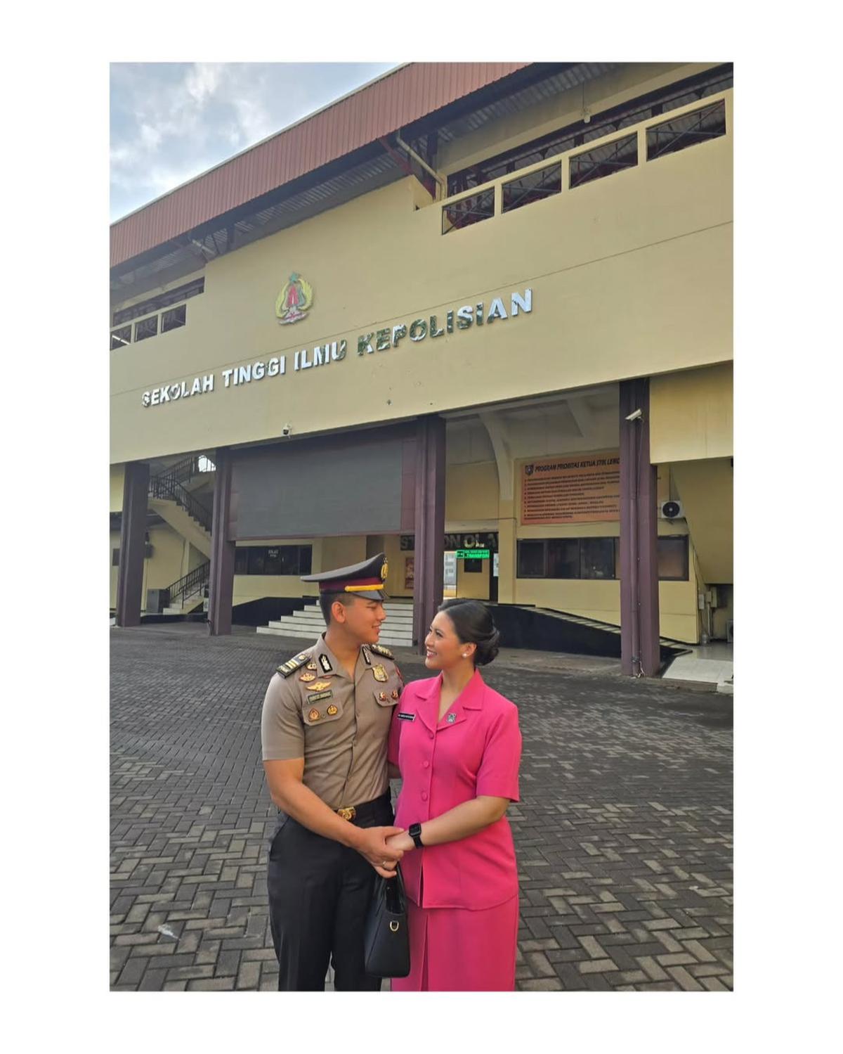AKP Hafiz Akbar Unggah Potret Bareng Istri Atas Kenaikan Pangkat 3 Balok Emas di Pundak