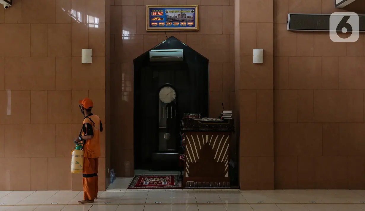Petugas dari Kelurahan Keagungan menyemprotkan cairan disinfektan di Masjid Jami Baitussalam, Jakarta Barat, Jumat (8/1/2020). Penyemprotan disinfektan di setiap sudut masjid yang sering digunakan oleh jemaah tersebut untuk mencegah penyebaran virus Corona COVID-19. (Liputan6.com/Johan Tallo)
