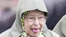 Bahkan sang Ratu pun bisa membuat ekspresi lucu ini! (David Hartley/REX/Shutterstock/People)