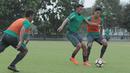 Aksi Penyerang Timnas Indonesia U-23, Lerby Eliandri (kanan) berusaha melewati rekannya saat berlatih di Lapangan ABC, Senayan,  (24/4/2018). Timnas akan mengikuti turnamen PSSI Anniversary 27 April-3 Mei 2018. (Bola.com/Nicklas Hanoatubun)