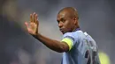 Gelandang Manchester City, Fernandinho melambaikan tangan usai pertandingan melawan Chelsea pada babak final Liga Champions di Stadion Dragao di Porto, Portugal, Minggu (30/5/2021). Man City gagal untuk mengukir sejarah dengan menjuarai Liga Champions untuk pertama kalinya. (Jose Coelho / Pool via A