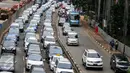 Suasana kepadatan kendaraan di kawasan Jenderal Sudirman, Jakarta, Rabu (25/5). Kepadatan lalu lintas terjadi di sejumlah ruas jalan protokol di wilayah DKI Jakarta terkait kebijakan penghapusan three in one. (Liputan6.com/Yoppy Renato)