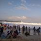 Ribuan pengunjung tengah menikmati liburan pantai menjelang petang di pantai Santolo Garut, Jawa Barat. (Liputan6.com/Jayadi Supriadin)