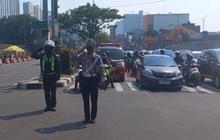 Jalan Raya Margonda Mendadak Sunyi, Pengendara Dihentikan Sejenak untuk Hormat ke Bendera