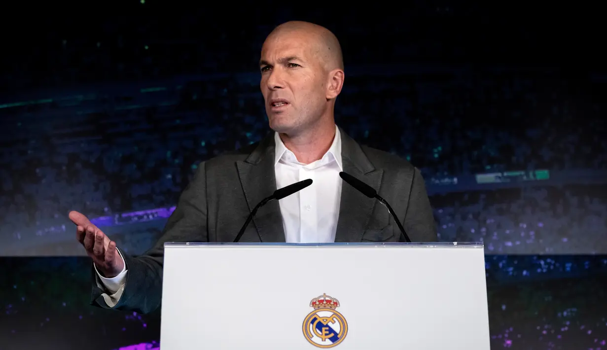Zinedine Zidane memberi keterangan terkait penunjukannya sebagai pelatih Real Madrid saat konferensi pers di Madrid, Spanyol, Senin (11/3). Zidane menandatangani kontrak dengan Real Madrid hingga 2022. (AP Photo/Bernat Armangue)