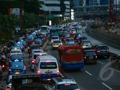 Sejumlah kendaraan terjebak kemacetan di kawasan Jalan Sudirman, Jakarta, Senin (26/1/2015). (Liputan6.com/Faizal Fanani)