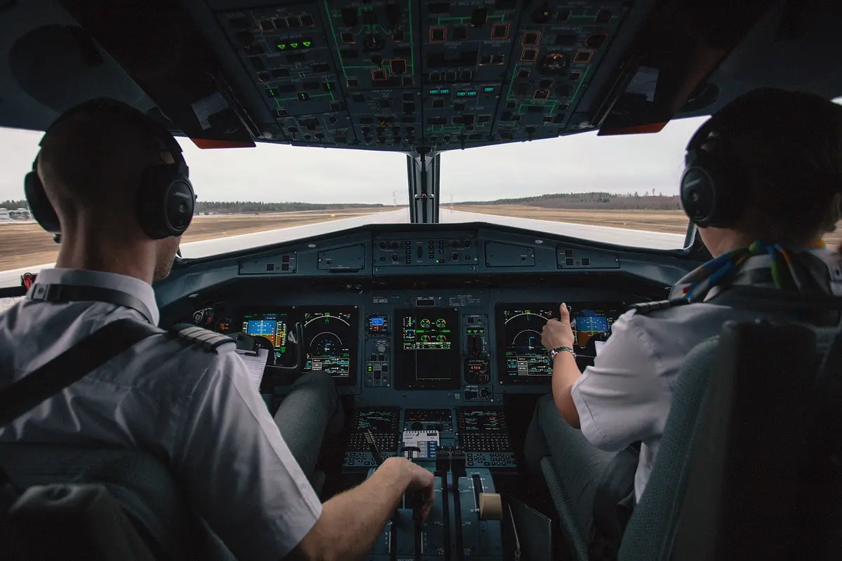 Ilustrasi pilot di kokpit (pixabay)