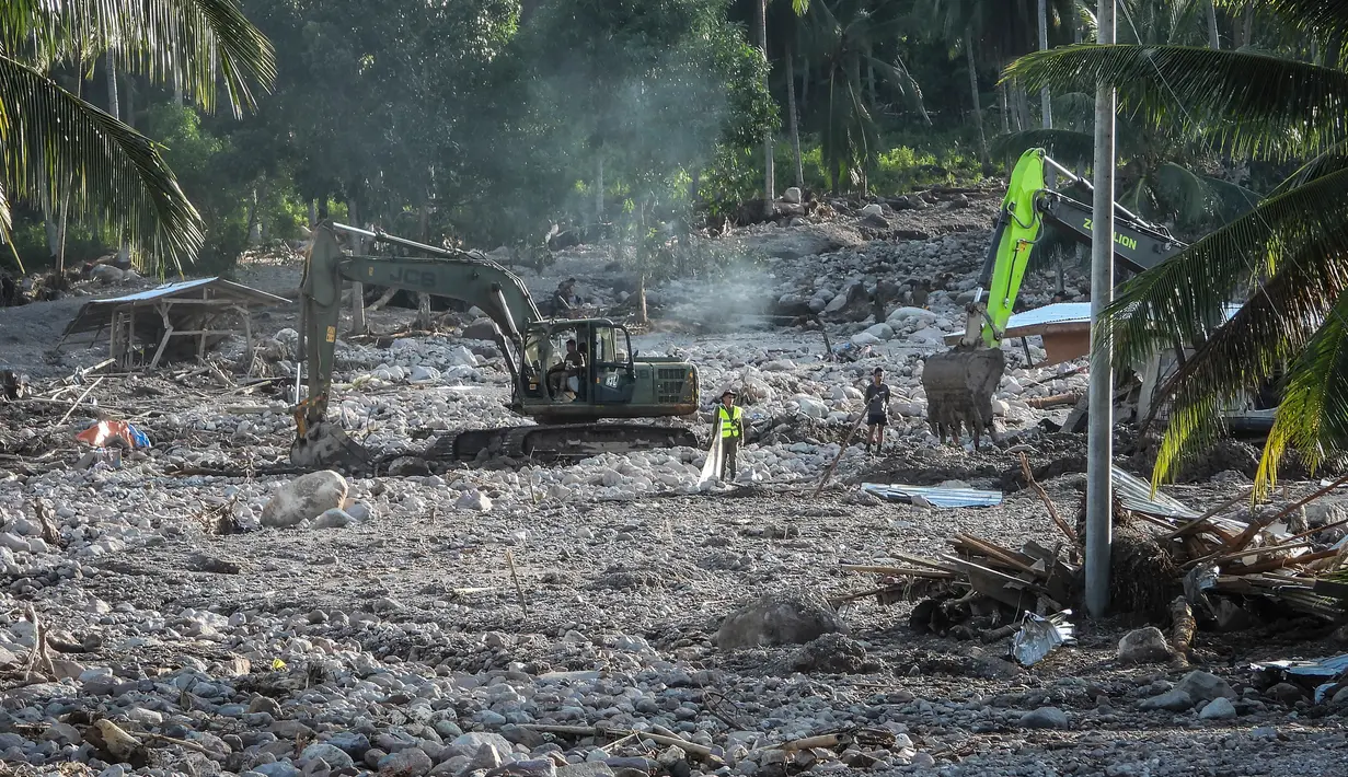 Tim penyelamat menggunakan backhoe untuk mencari mayat yang hilang dalam tanah longsor setelah Badai Tropis Nalgae menghantam Barangay Kusiong, Datu Odin Sinsuat, Provinsi Maguindanao, Filipina Selatan, Senin (31/10/2022). Namun, para korban keliru dengan dugaan tsunami dan yang terjadi bencana tanah longsor mengubur para korban yang sedang berusaha mencari tempat yang lebih tinggi. (AP Photo)