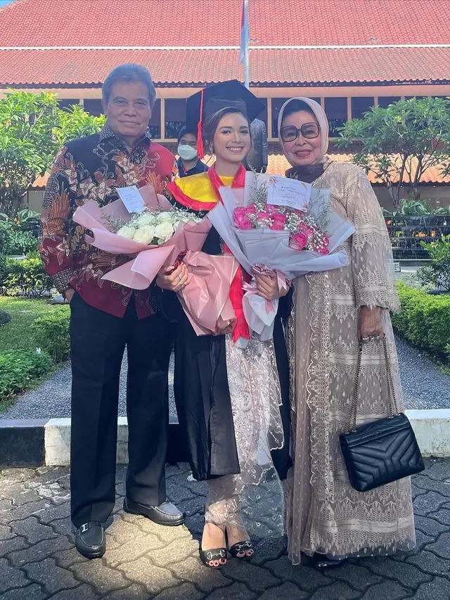 Claudia Andhara wisuda S-2 (Foto: Instagram claudiaudie)