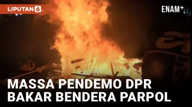 Massa Peserta Demo DPR Bakar Bendera Parpol di Slipi