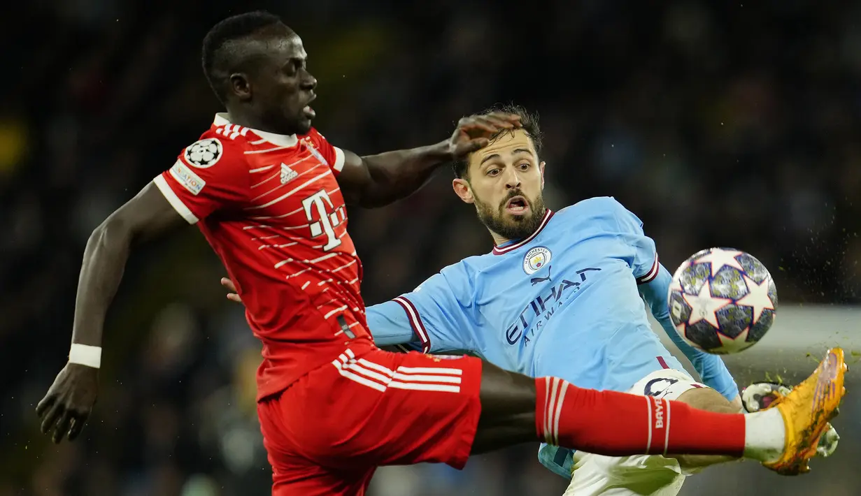 Striker Bayern Munchen, Sadio Mane (kiri) berebut bola dengan gelandang Manchester City, Bernardo Silva pada laga leg pertama babak perempatfinal Liga Champions 2022/2023 di Etihad Stadium, Manchester, Rabu (12/4/2023) dini hari WIB. (AP Photo/Jon Super)