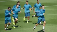 Striker Real Madrid, Cristiano Ronaldo bersama rekannya melakukan sesi latihan jelang laga Liga Champions di Madrid, Selasa (12/9/2017). Real Madrid akan berhadapan dengan  Apoel FC. (AFP/Pierre-Philippe Marcou)