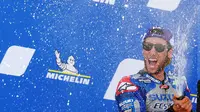 Alex Rins merayakan kemenangannya di MotoGP Aragon di Sirkuit Aragon, Alcaniz, Spanyol, Minggu (18/10/2020). (Jose Jordan/AFP)