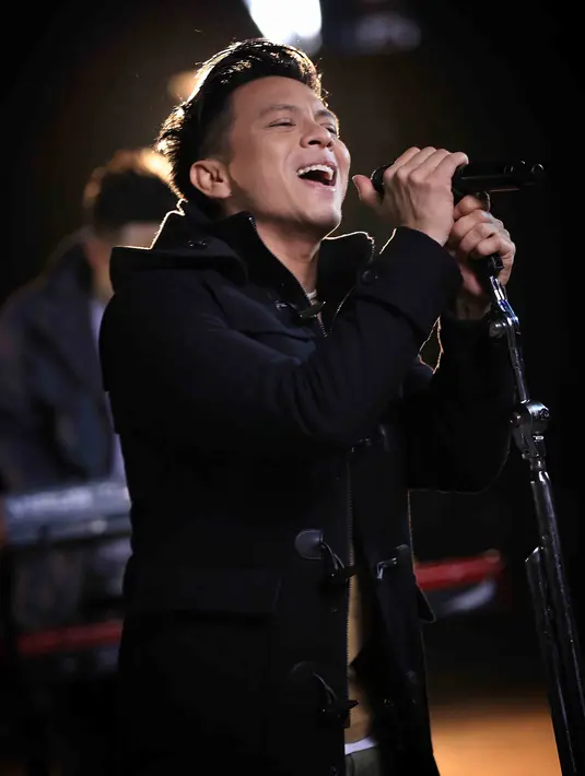 "Kita bikin video clip kali ini, pre sebelum album baru, jadi ada 2 lagi kita bocorin kemaren. Lagu bocorannya salah satunya dijadiin video klip," kata Ariel ditemui di sela pembuatan video klip, Rabu malam (8/11/2017). (Deki Prayoga/Bintang.com)