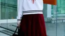 Untuk outfit sehari-hari, kamu bisa memakai tutu skirt yang dipadukan dengan sweater dengan motif manis yang berwarna senada. Seperti look Suzy saat di bandara ini. (Instagram/ skuukzky)