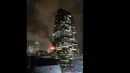 Penampakan Wisma Kosgoro yang mengalami kebakaran, Jakarta, Senin (9/3/2015). Tingginya gedung dan hembusan angin yang kencang membuat api sulit untuk dipadamkan (Twitter.com)
