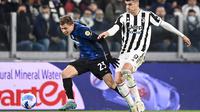 Penyerang Juventus, Alvaro Morata berusaha merebut bola dari gelandang Inter Milan, Niccolo Barella pada pertandingan lanjutan Liga Serie A Italia di stadion Allianz di Turin, Italia, Senin (4/4/2022). Inter Milan menang atas Juventus 1-0. (Fabio Ferrari/LaPresse via AP)