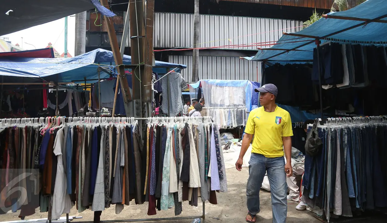 Pedagang korban kebakaran menjajakan dagangan dengan mendirikan tenda di area parkir Pasar Senen, Jakarta, Rabu (8/2). Belum tersedianya tempat penampungan sementara membuat para pedagang terpaksa mendirikan tenda lapak. (Liputan6.com/Immanuel Antonius)