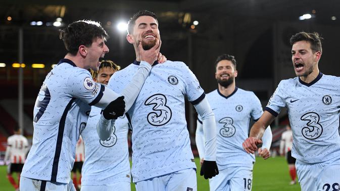 Para pemain Chelsea merayakan gol yang dicetak Jorginho dalam laga kontra Sheffield United pada pekan ke-23 Premier League, Senin (8/2/2021) dini hari WIB. Chelsea menang 2-1 dalam pertandingan ini. (OLI SCARFF / POOL / AFP)