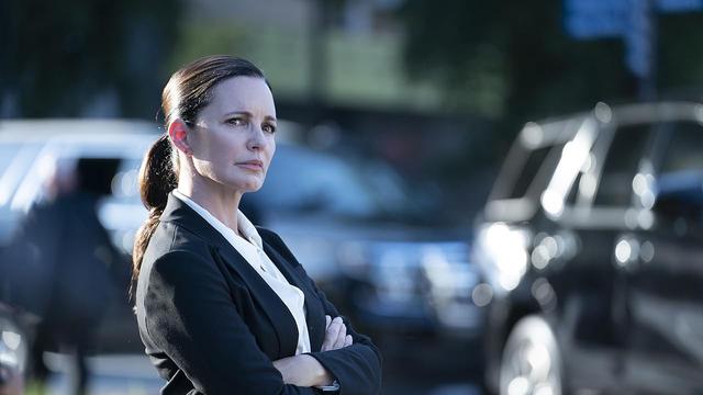 Kristin Davis sebagai Amelia Deckard dalam film Cash Out. (Foto: Dok. Saban Films)
