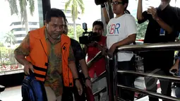 Bupati Lombok Barat nonaktif, Zaini Arony menjalani pemeriksaan di gedung KPK, Jakarta, Rabu (15/4/2015). Zaini merupakan tersangka kasus dugaan pemerasan terkait permohonan izin pengembangan kawasan wisata di daerahnya. (Liputan6.com/Andrian M Tunay)