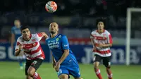 Duel bola udara antara Sergio van Dijk dengan bek Madura United, Fabiano Beltrame pada laga TSC. Meski gagal mencetak gol saat debutnya namun pemain Adelaide United ini sempat merepotkan barisan pertahanan lawan. (Bola.com/Vitalis Yogi Trisna)
