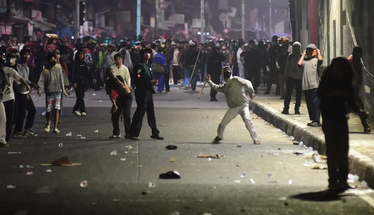 Massa dari berbagi elemen mahasiswa  dan masyarakat melakukan perlawanan usai dipukul mundur  polisi di kawasan Slipi, Jakarta, Kamis, 27 Agustus 2026. (KLY/ Arie Basuki)