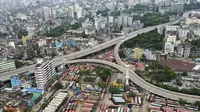 Foto dari udara menunjukkan jalan-jalan kosong saat penerapan lockdown ketat terkait COVID-19 di Dhaka, Bangladesh, Kamis (1/7/2021). Polisi dan tentara dikerahkan untuk menghentikan warga meninggalkan rumah kecuali keadaan darurat atau membeli kebutuhan pokok. (Munir UZZAMAN/AFP)