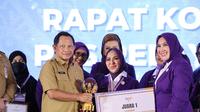 Menteri Dalam Negeri Muhammad Tito Karnavian bersama Ketua Umum TP Posyandu Pusat Tri Tito Karnavian menyerahkan penghargaan kepada Ketua TP Posyandu Kalsel Hj. Fathul Jannah Muhidin di Jakarta, Senin (22/9/2025).