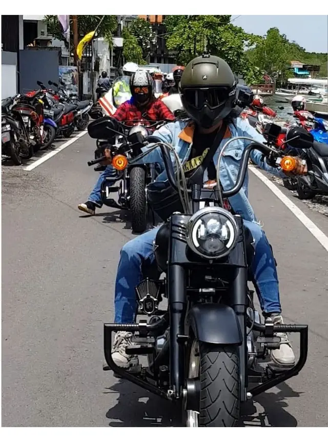 6 Gaya Dodit Mulyanto dengan Motor Harley Davidsonnya yang Keren Abis