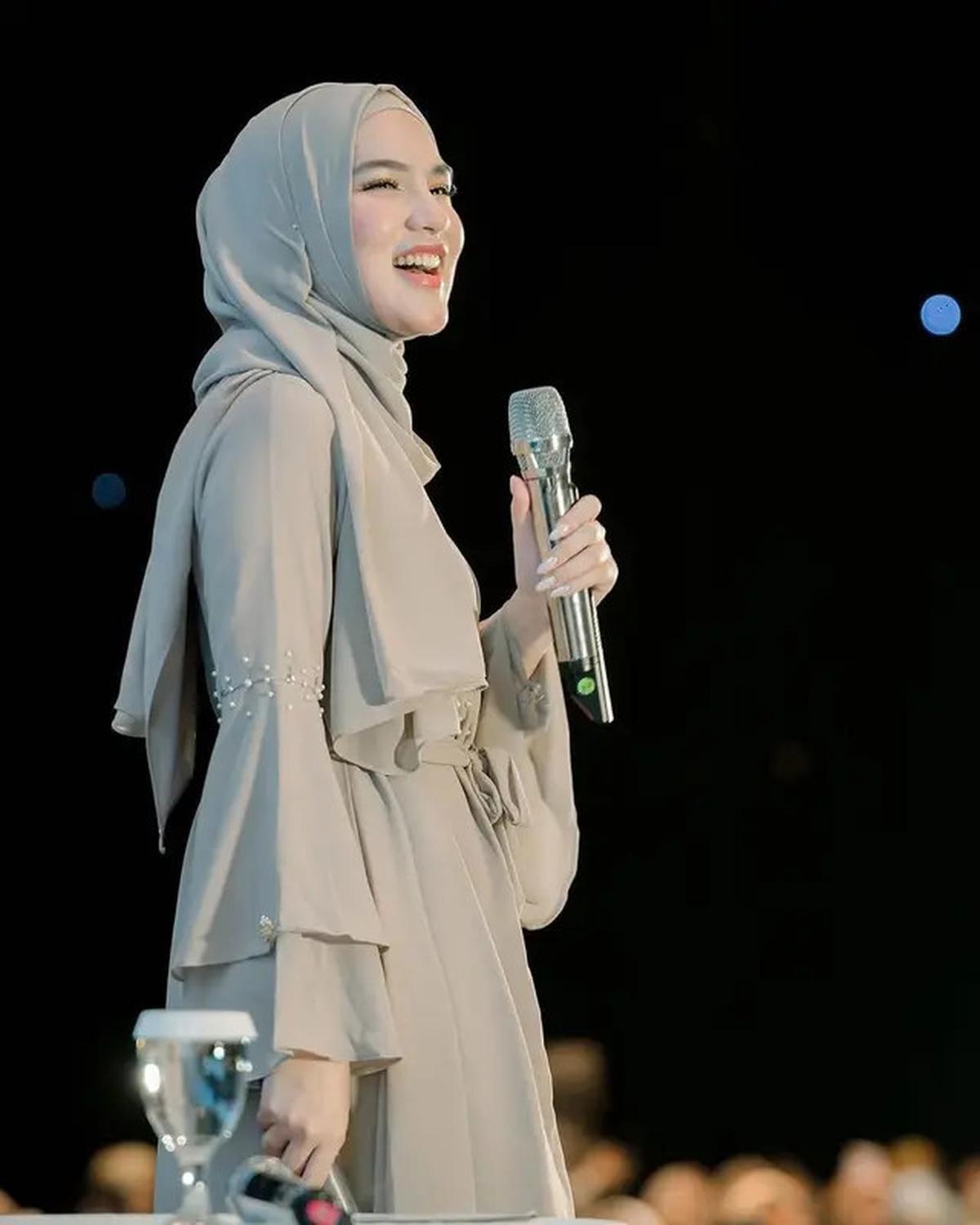 5 Inspirasi Outfit Davina Karamoy saat Pakai Gamis, Stylish dan Sopan