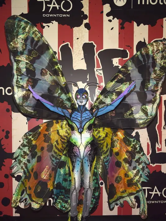 Di tahun 2024, Heidi Klum menjadi kupu-kupu. Ia melenggang melintasi New York dengan kostum kupu-kupu yang berani dan indah, lengkap dengan sayapnya yang besar. [Foto: The Good House Keeping]