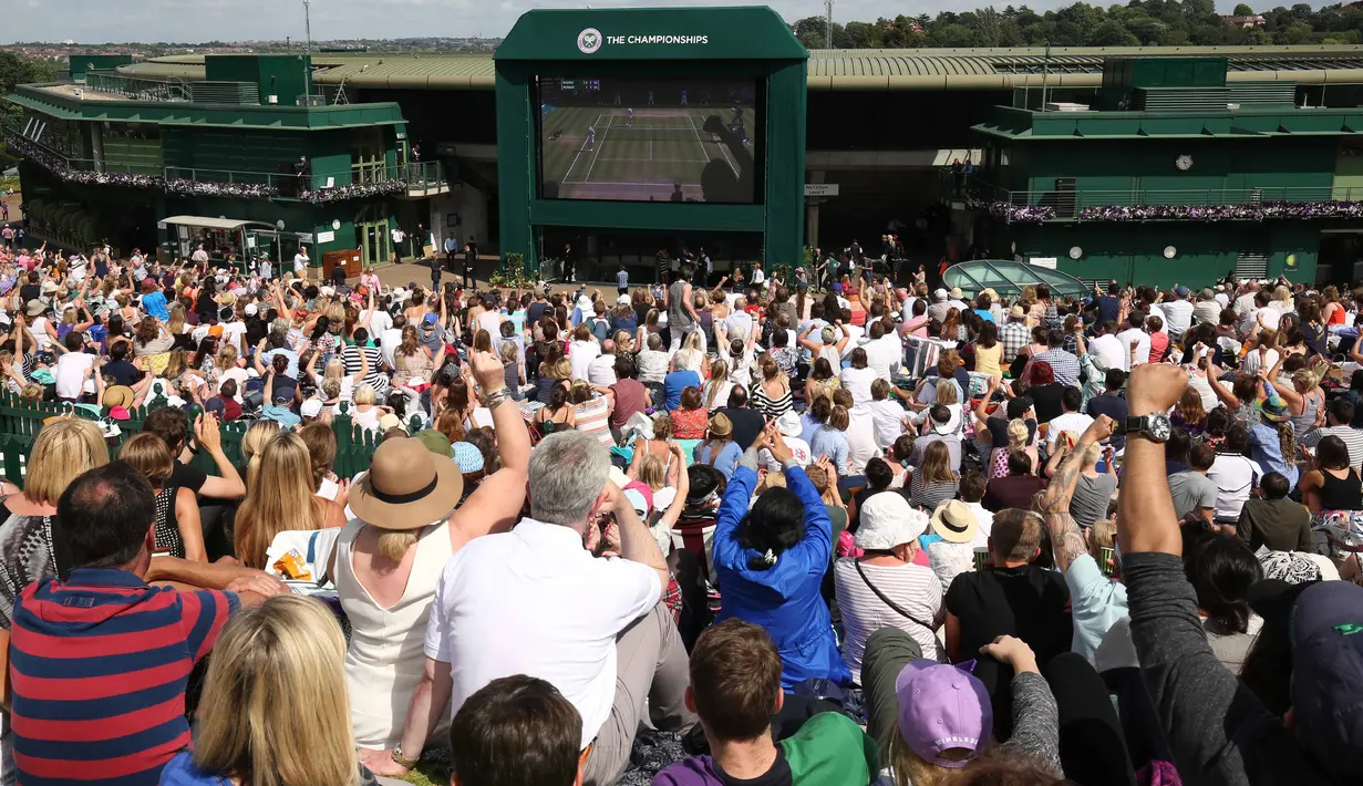 Ribuan penonton tengah serius menonton lewat layar besar laga Andy Murray melawan Milos Raonic pada final tunggal putra  Wimbledon Championships 2016 di The All England Lawn Tennis Club,  Wimbledon, London, (10/7/2016).  (AFP/Justin Tallis)