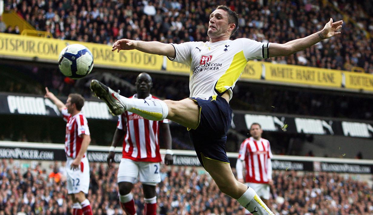 <p>Robbie Keane. Striker asal Irlandia yang telah pensiun pada November 2018 bersama klub ATK di Liga Super India ini pernah berseragam Tottenham Hotspur dalam dua periode. Periode pertama selama 6 musim mulai 2002/2003 hingga 2007/2008 dan periode kedua selama 3 musim mulai tengah musim 2008/2009 hingga tengah musim 2010/2011, keduanya diselingi saat ia hijrah ke Liverpool. Selama 9 musim ia total tampil dalam 306 laga di semua ajang dengan torehan 122 gol dan 26 assist. (AFP/Chris Ratcliffe)</p>