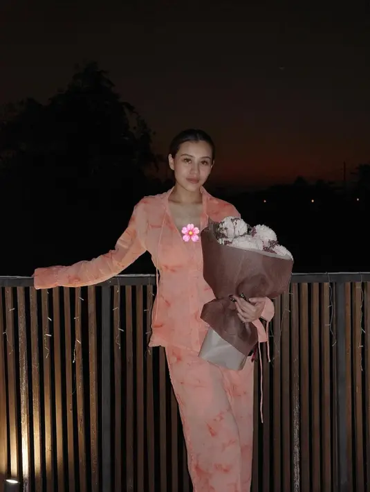 Dengan eyelash extensions, Aaliyah terlihat pulas concealer dengan paduan blush dan lipstik coral [@aaliyah.massaid]