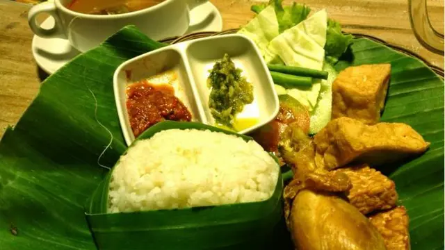 [Bintang] 9 Restoran Nasi Timbel Kudu Dikunjungi Sebelum Kamu Merenggang Nyawa