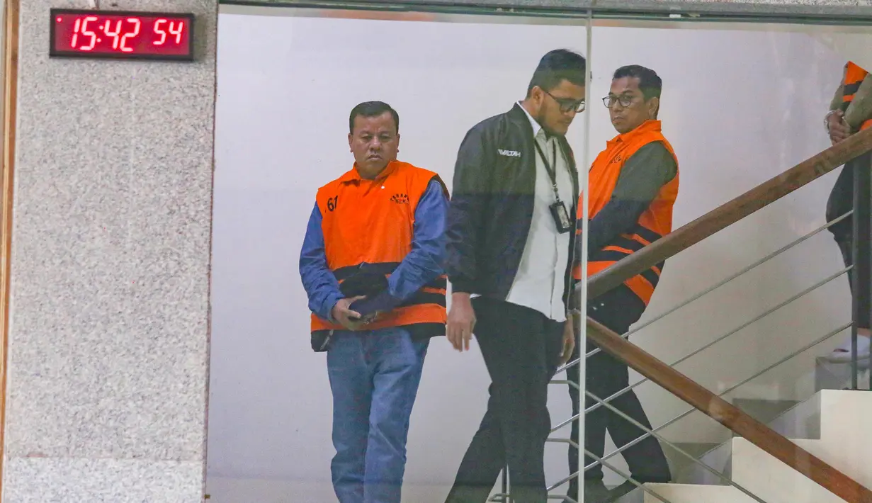 Bupati Kuantan Singingi Suhardiman Amby usai menjalani pemeriksaan di Gedung Merah Putih KPK, Jakarta, Rabu (1/7/2026). (Merdeka.com/ arie Basuki)